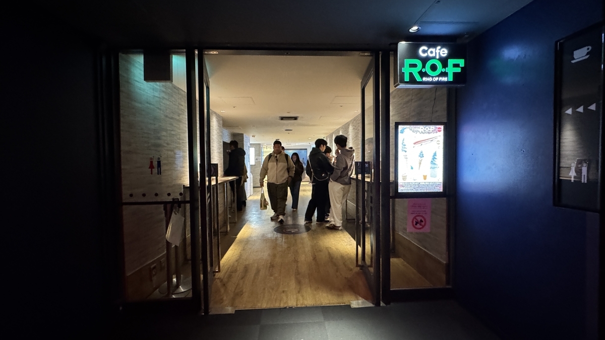 상설 전시 후 들를 수 있는 카페 R.O.F 매장 내부