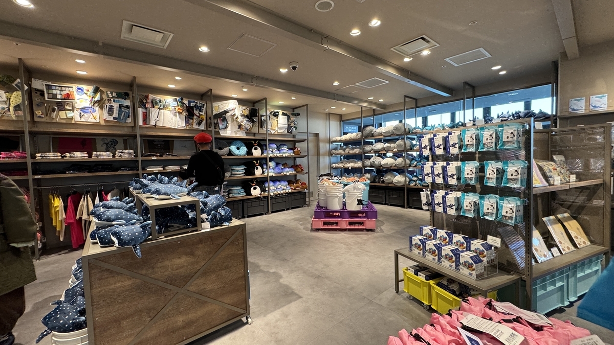 인형과 잡화가 진열된 오피셜 숍 상품 선반