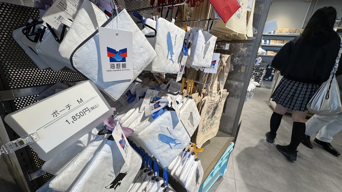 펭귄 모티프 인형이 진열된 매장