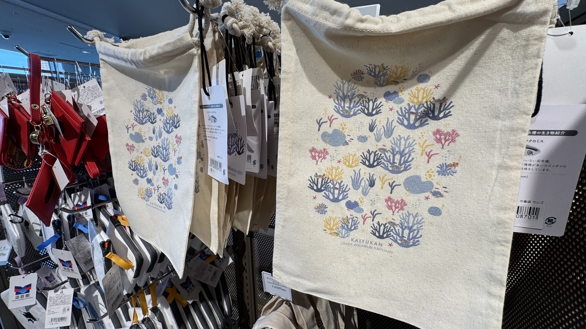 고래상어 모티프 굿즈가 모인 코너