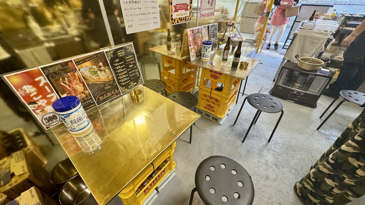 맥주 상자를 활용한 실내 테이블 좌석