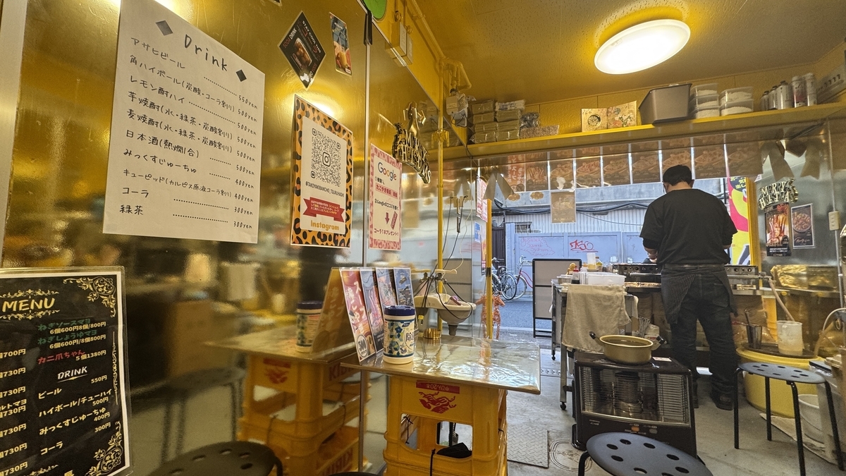 금색 인테리어와 조리 공간이 보이는 가게 내부