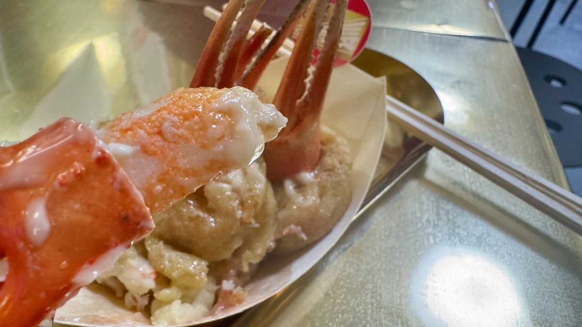 젓가락으로 게 집게 살을 들어 올린 명물 다코야키