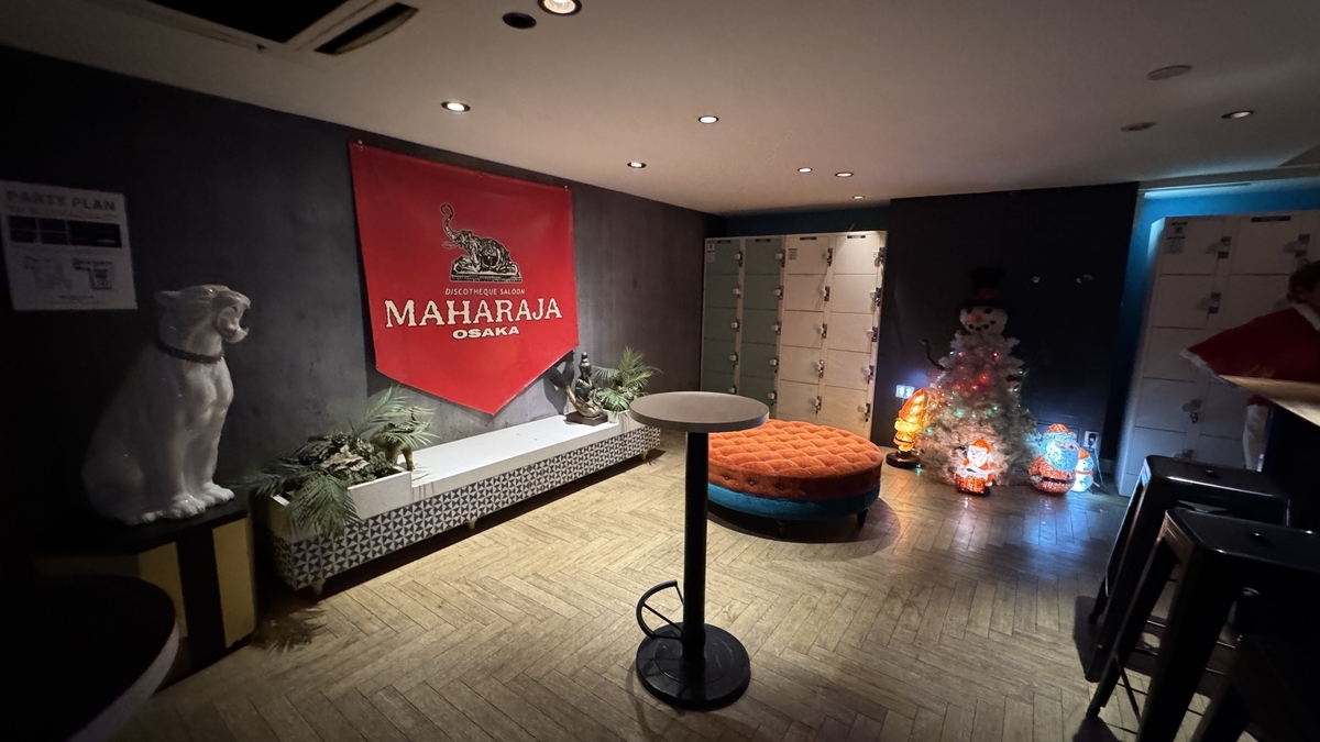MAHARAJA OSAKA店内休息区与俱乐部标志横幅