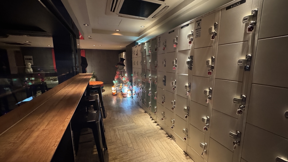 MAHARAJA OSAKA店内走廊、储物柜与吧台座位