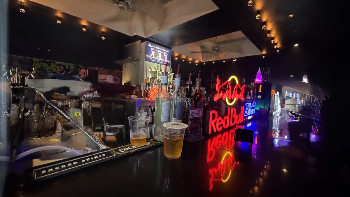 MAHARAJA OSAKA吧台霓虹招牌与排列的酒瓶