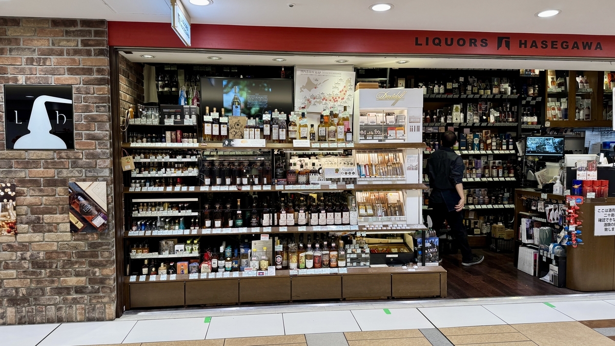 リカーズハセガワの店頭に並ぶウイスキー
