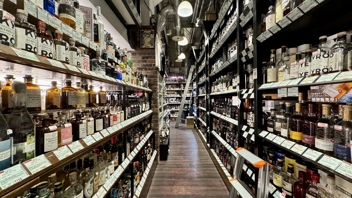 リカーズハセガワ店内に続くウイスキー棚