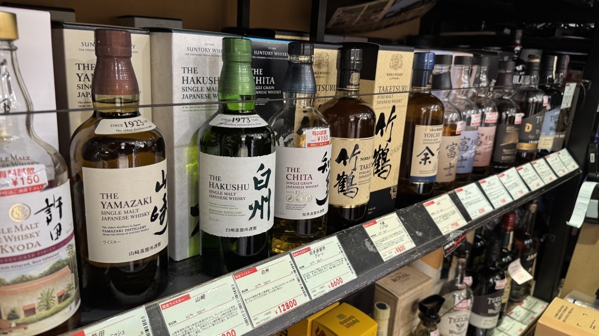 山崎と白州と知多が並ぶ販売棚