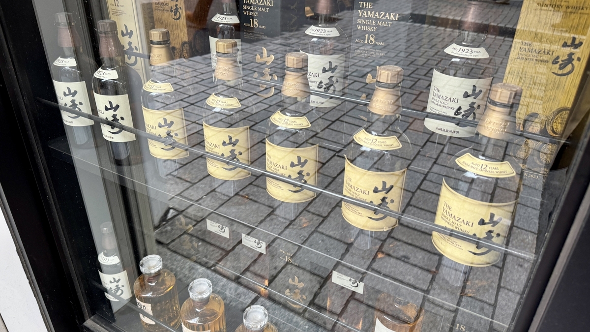 清水酒蔵のショーケースに並ぶ山崎ボトル