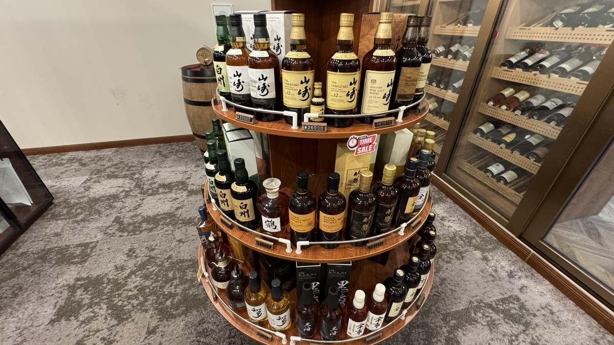 山崎と白州が並ぶ回転展示台