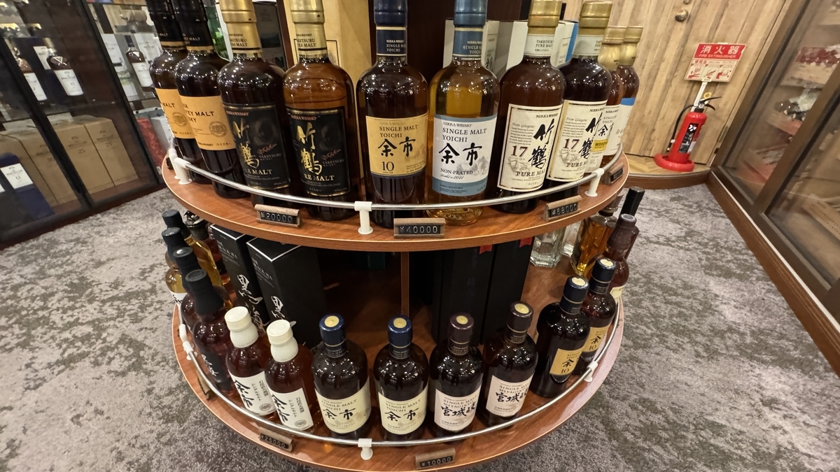 余市と竹鶴が並ぶ回転展示台