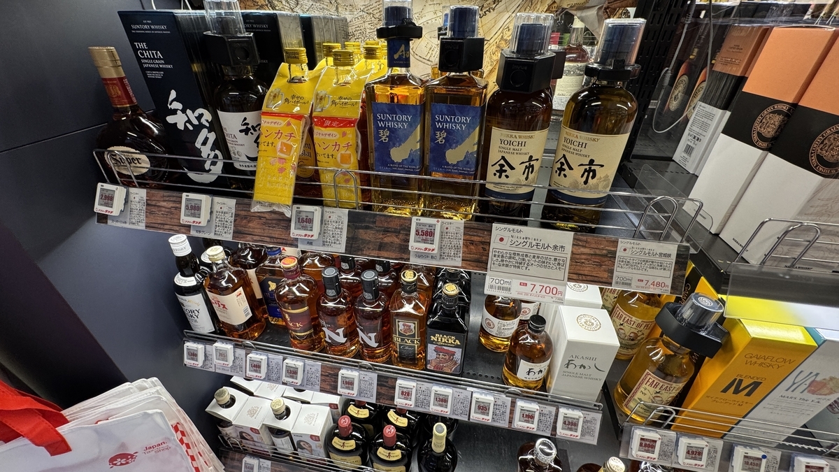 余市と碧が並ぶビックカメラの棚