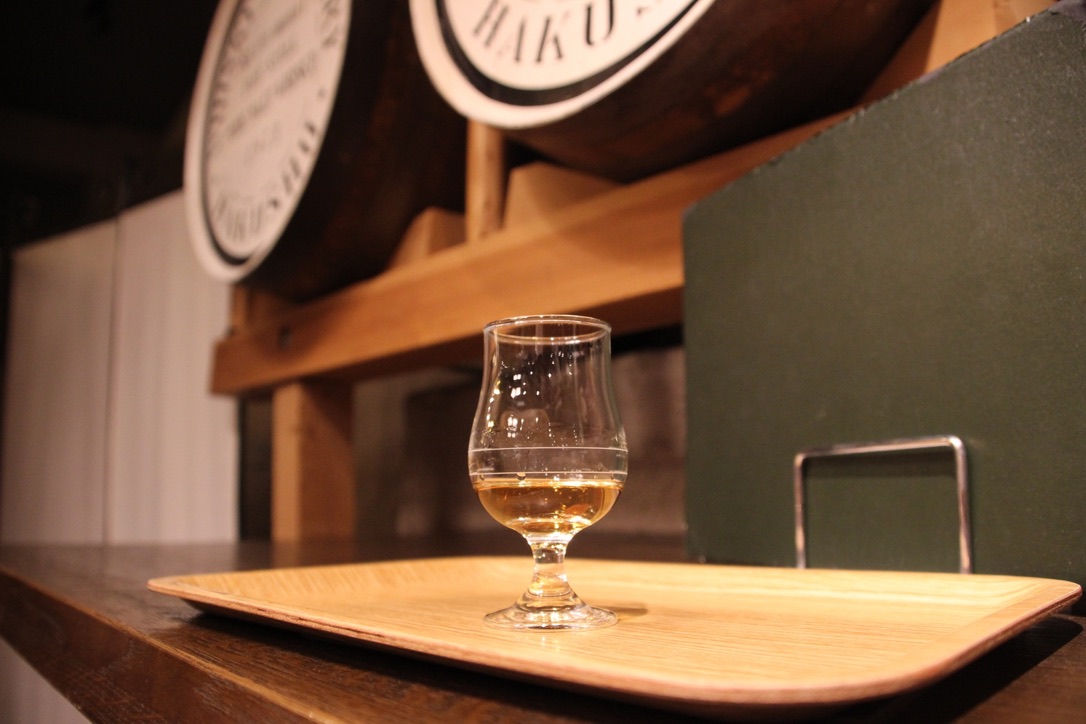 蒸溜所テイスティングカウンターのウイスキーグラス