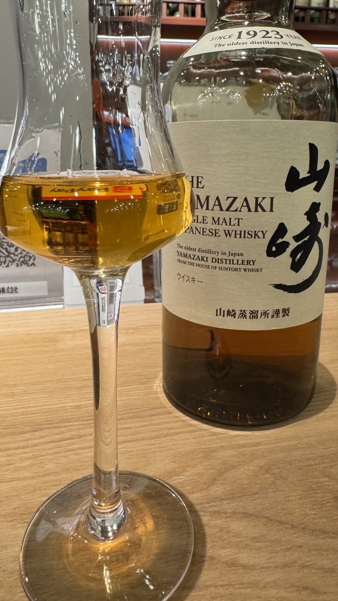 山崎ボトルとテイスティンググラス