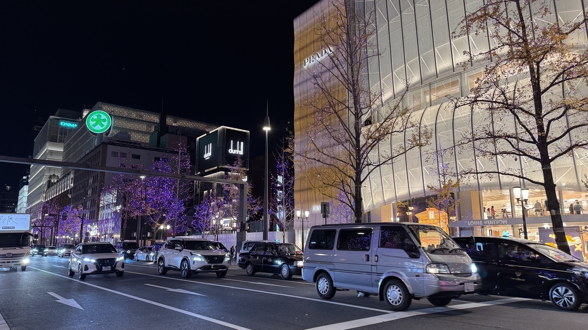 夜の御堂筋沿いに建つ大丸心斎橋店の外観