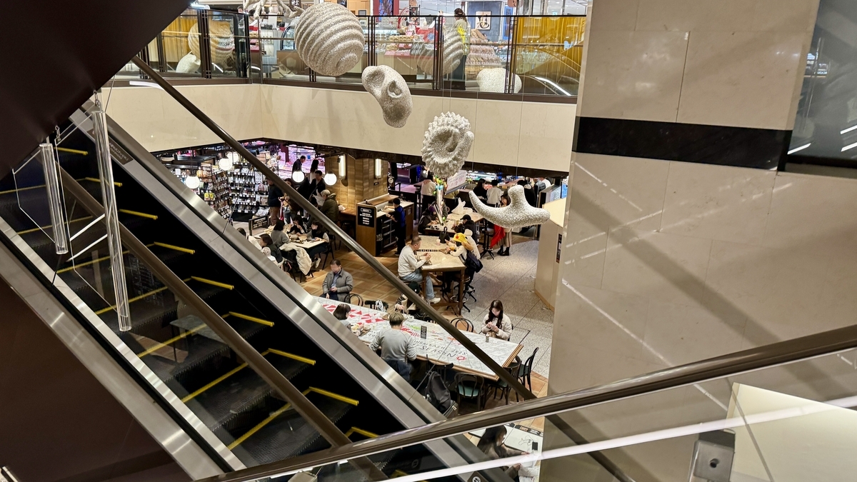 エスカレーター横から見下ろした心斎橋フードホールの共有席