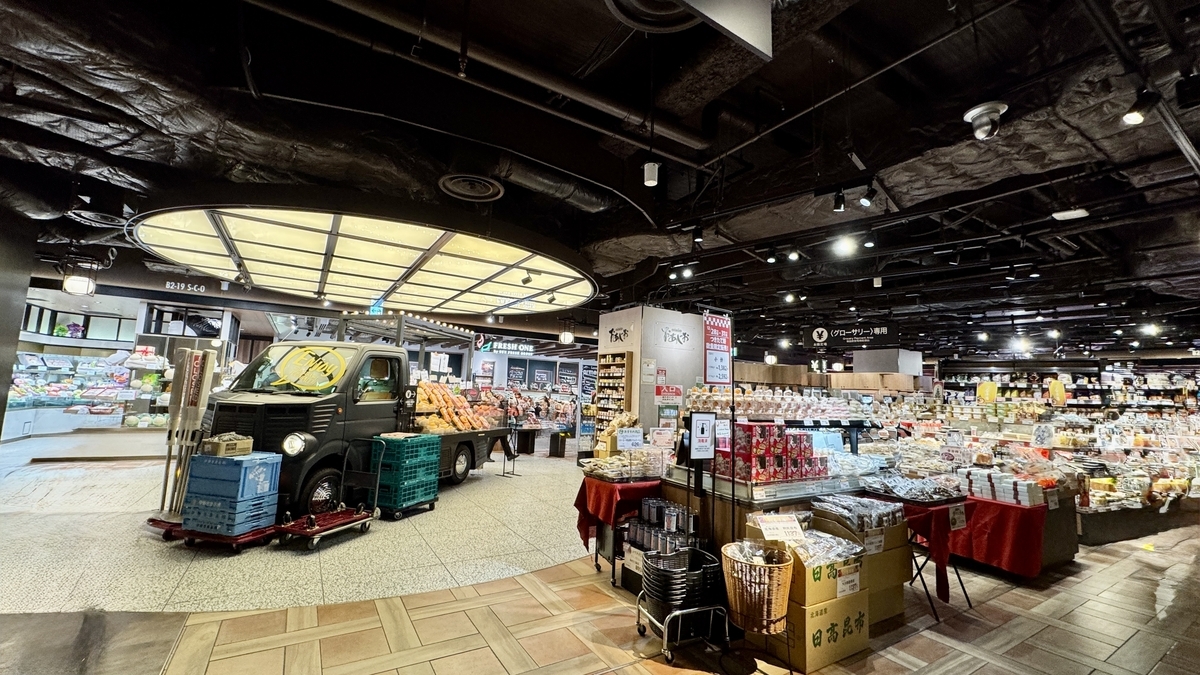 生鮮売り場と食品売り場が広がる心斎橋フードホールの店内