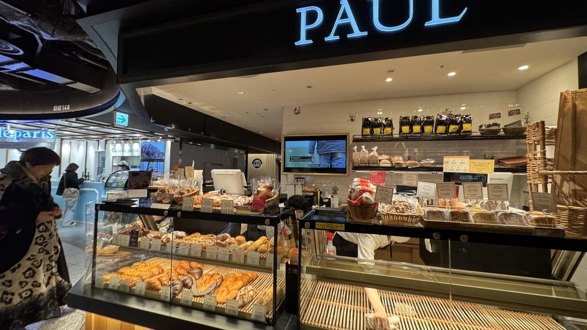 フランス老舗ベーカリーPAULのパン売り場