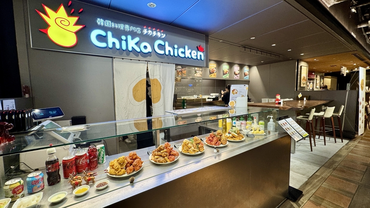 韓国料理専門店チカチキンの店頭とチキンメニュー展示