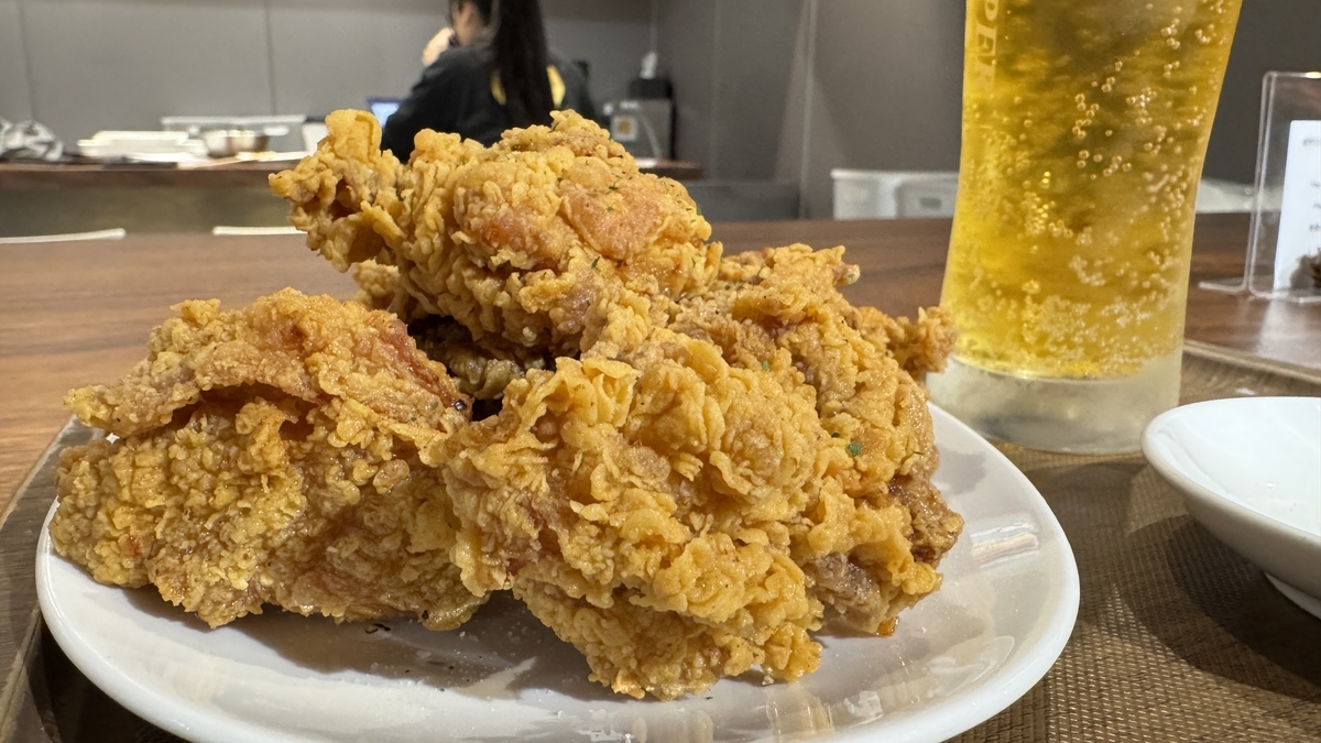 拳ほどの大きさがあるチカチキンのフライドチキン