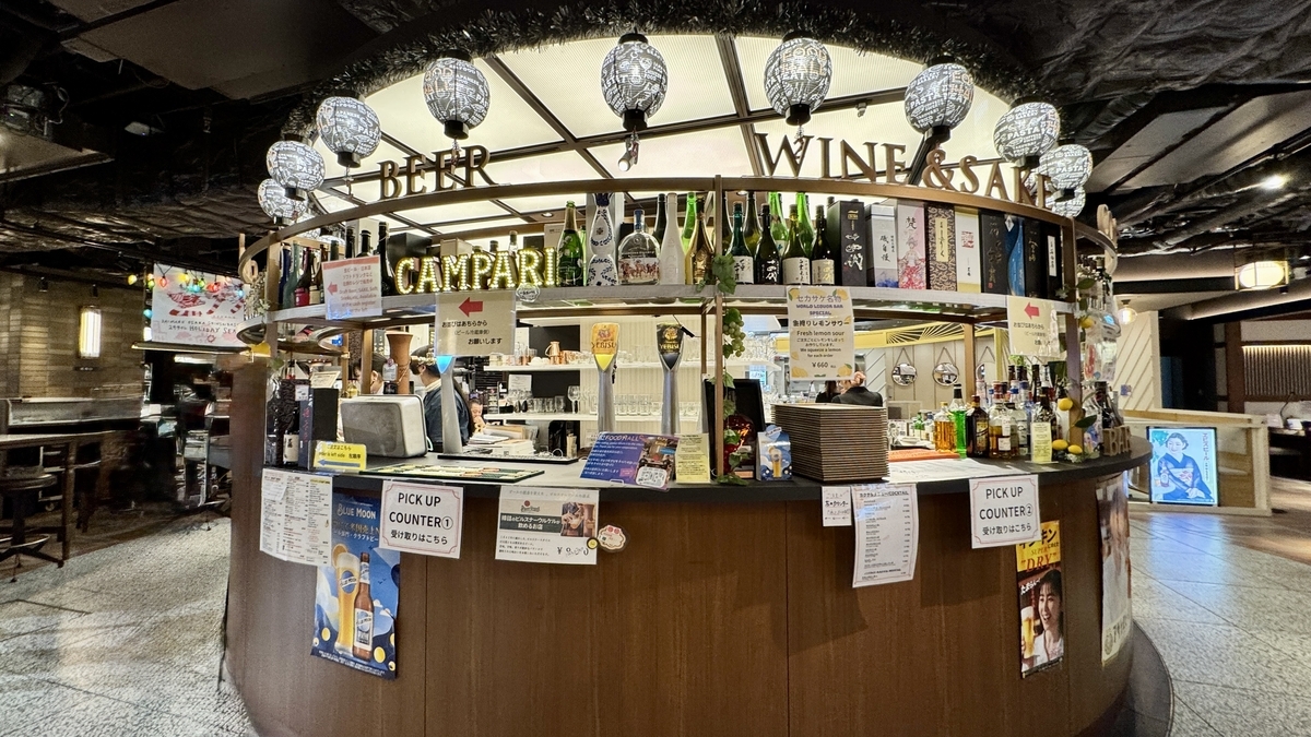 BEERとWINE SAKEの看板が目立つセカサケの円形カウンター
