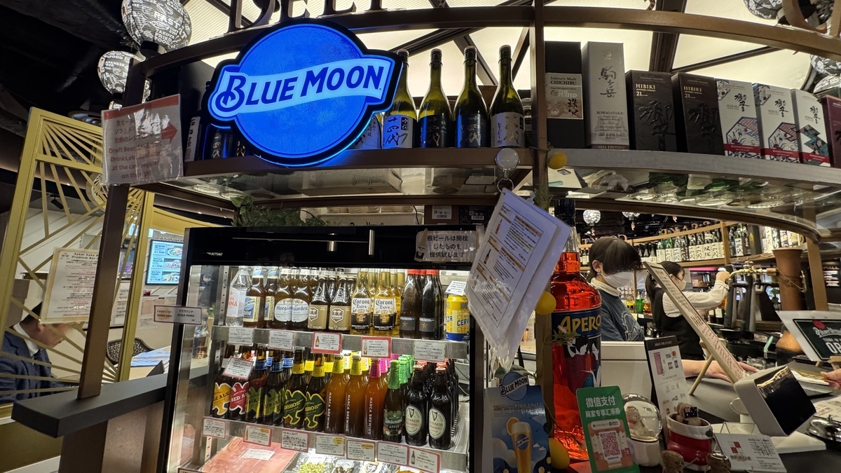 セカサケの冷蔵ケースに並ぶクラフトビールと日本酒