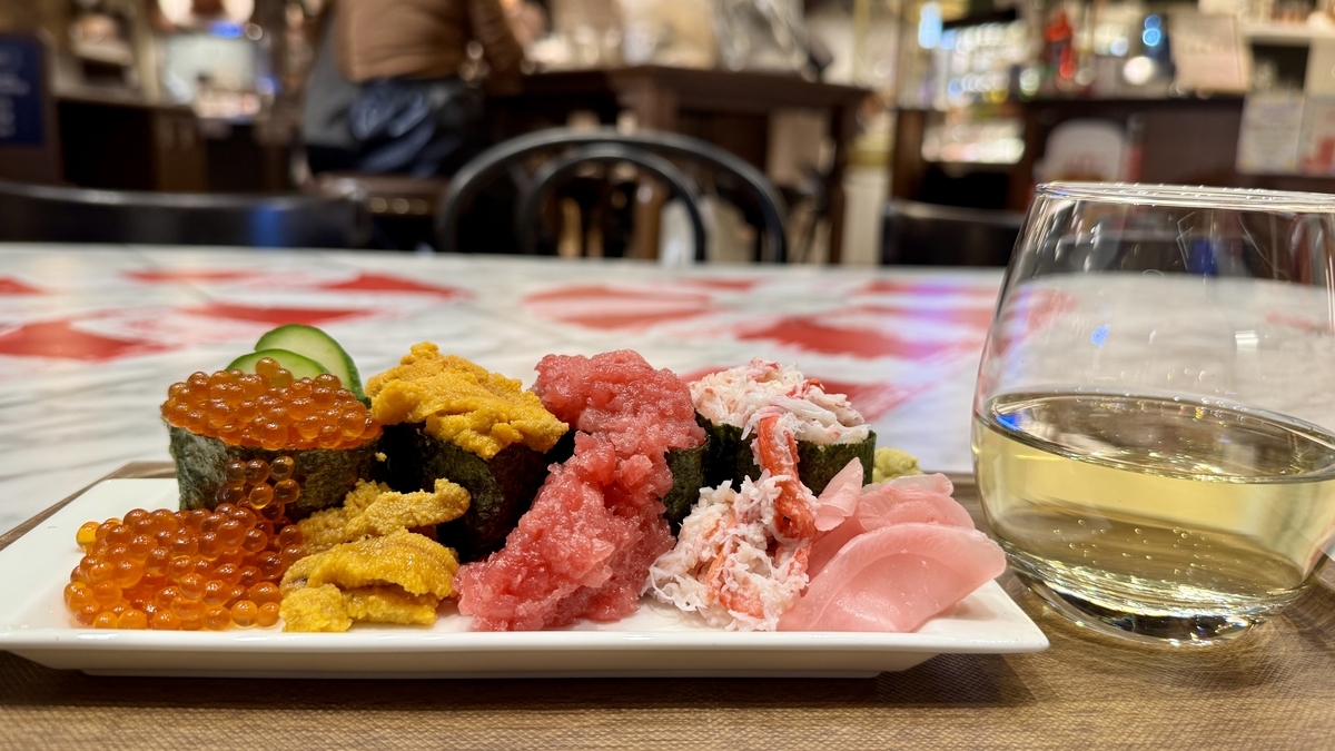 いくらと雲丹とねぎとろがあふれる魚BARのこぼれ軍艦