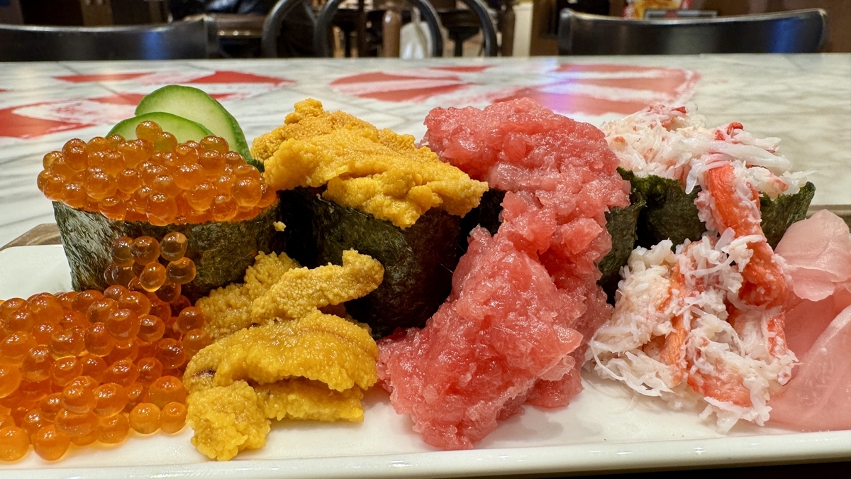 いくらと雲丹と蟹を豪快に盛ったこぼれ軍艦の接写