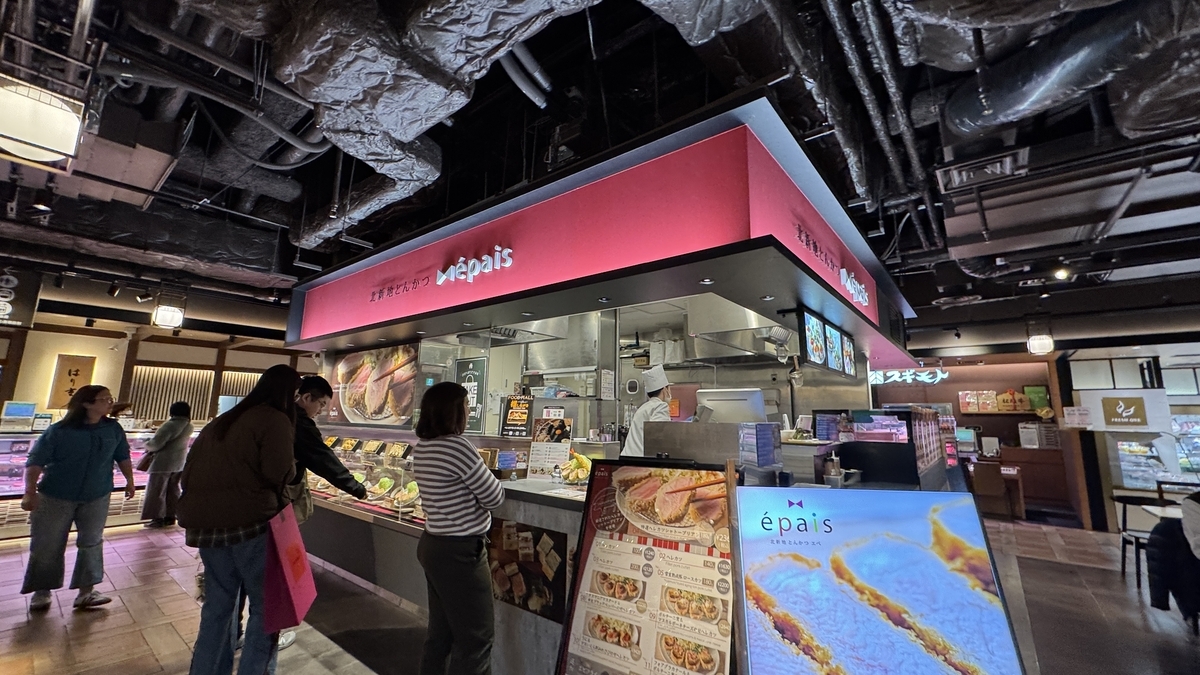 注文客が並ぶ北新地とんかつepaisの店頭カウンター