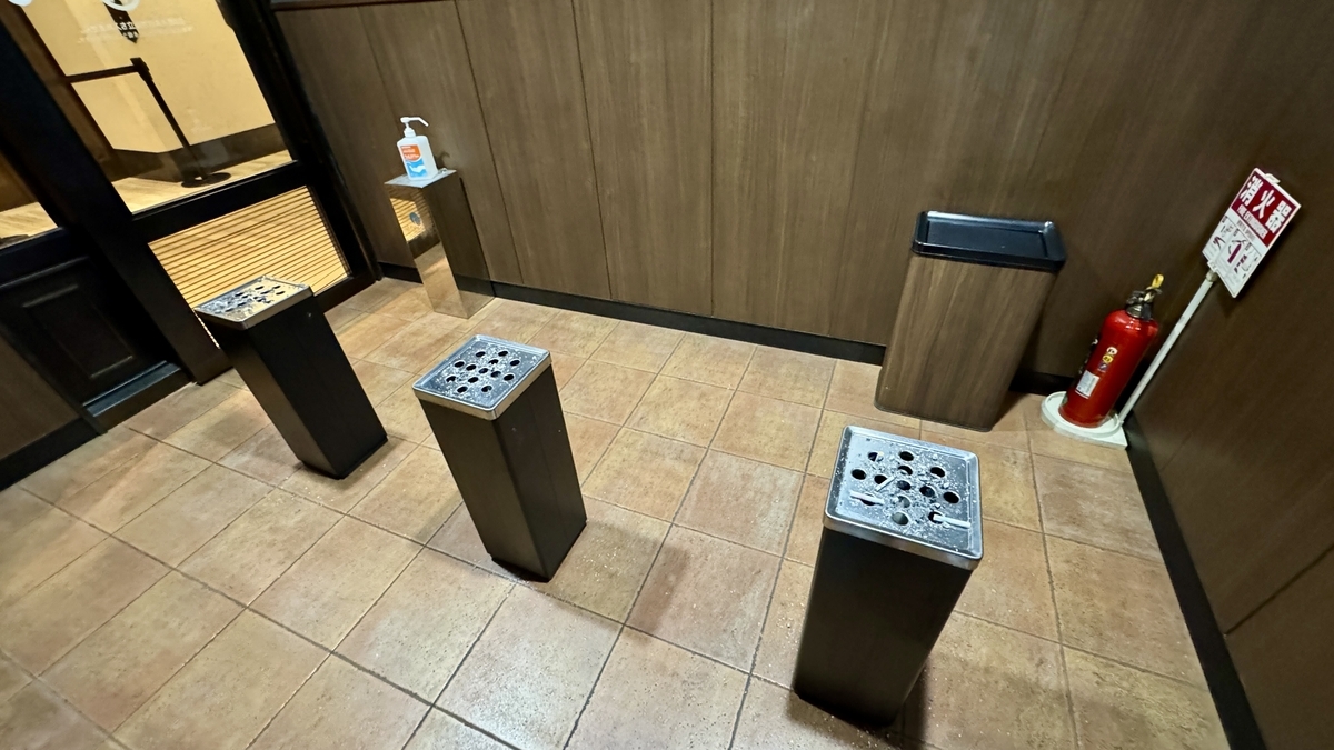 心斎橋フードホール内にある喫煙ルームと灰皿