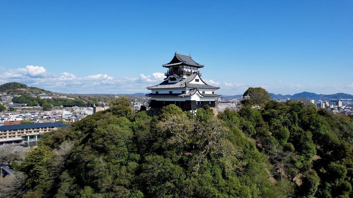 푸른 언덕 위에 우뚝 선 흰 벽의 성을 하늘에서 내려다본 풍경