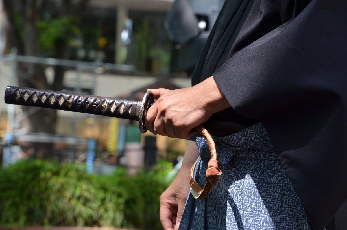 기모노 차림으로 허리의 칼에 손을 얹은 사무라이 상반신