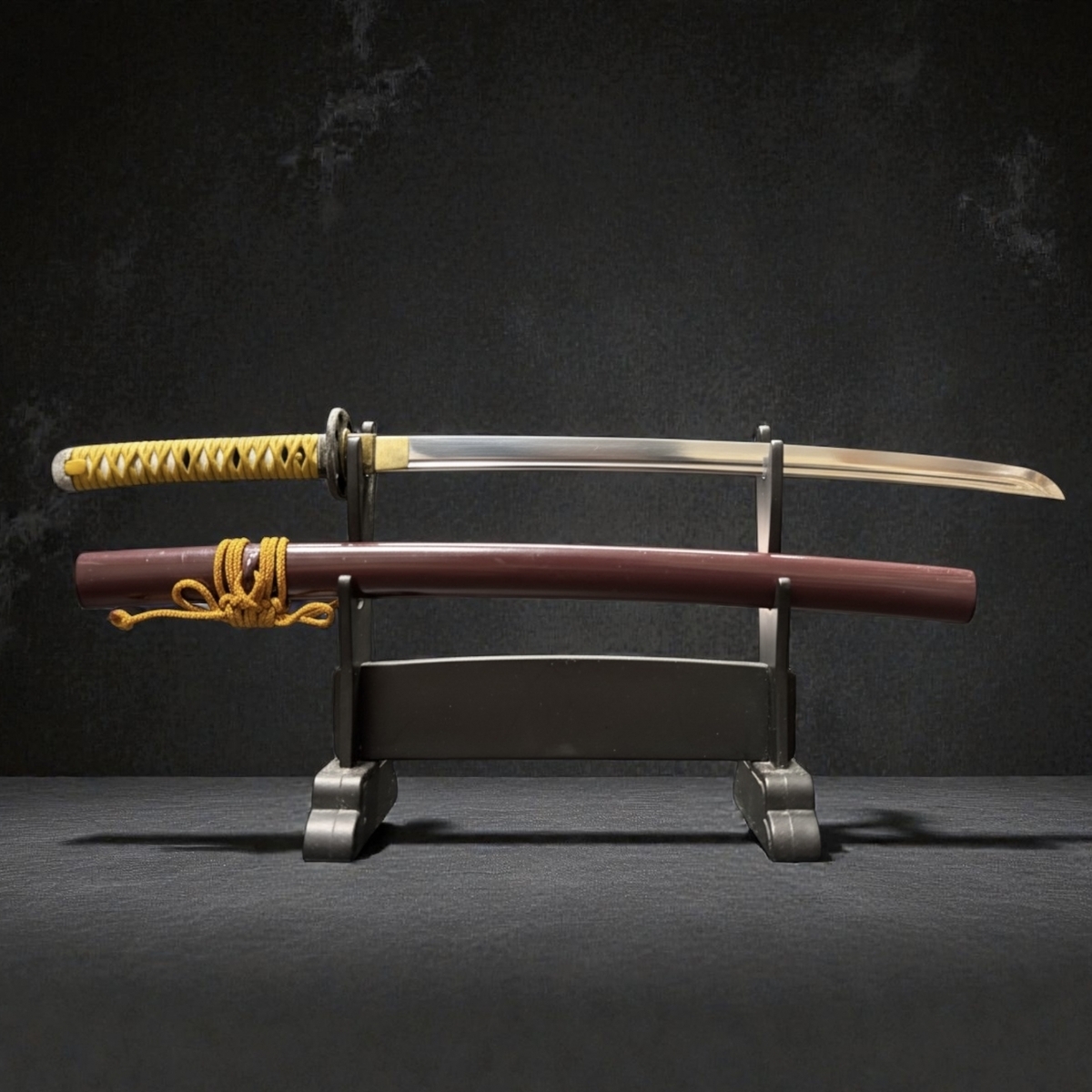 칼걸이에 놓인 칼집 있는 일본도와 뽑아 놓은 일본도