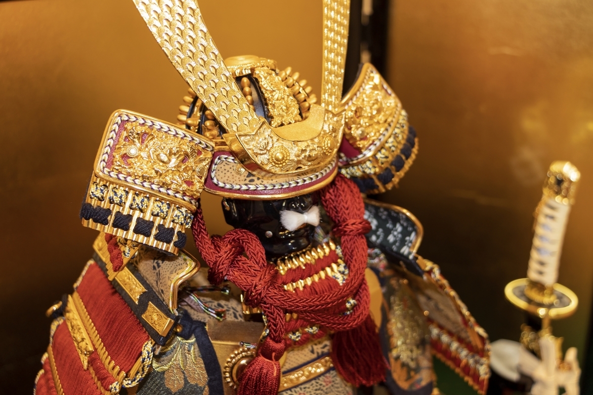 금색 장식이 달린 화려한 갑옷 전시