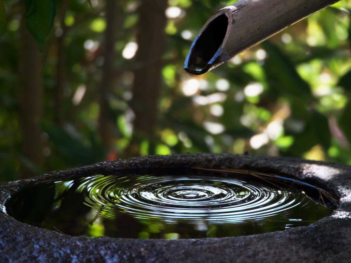 대나무 통에서 떨어지는 물이 파문을 만드는 쓰쿠바이