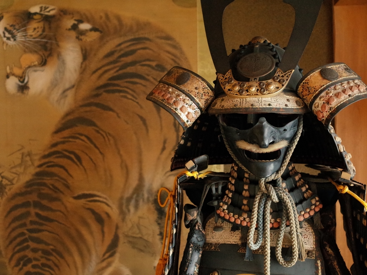 호랑이 병풍을 배경으로 전시된 검은 갑옷