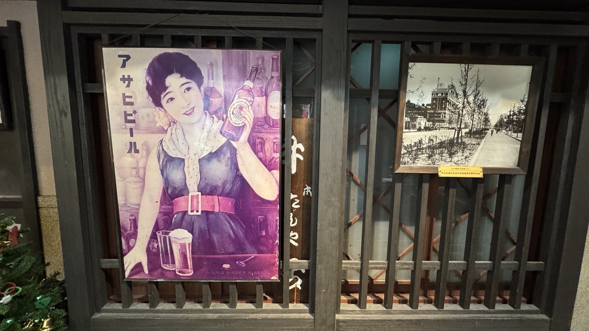 格子門上的復古朝日啤酒海報