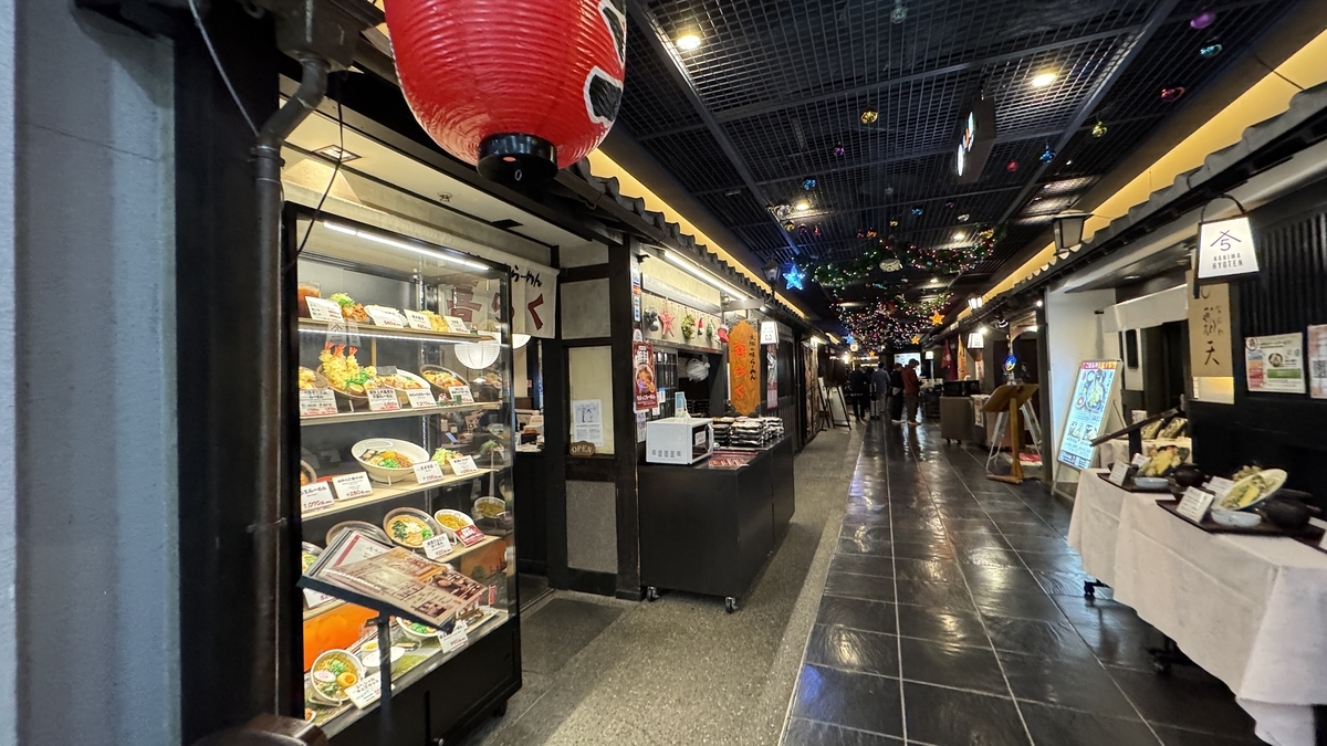 燈籠與餐廳林立的瀧見小路走廊