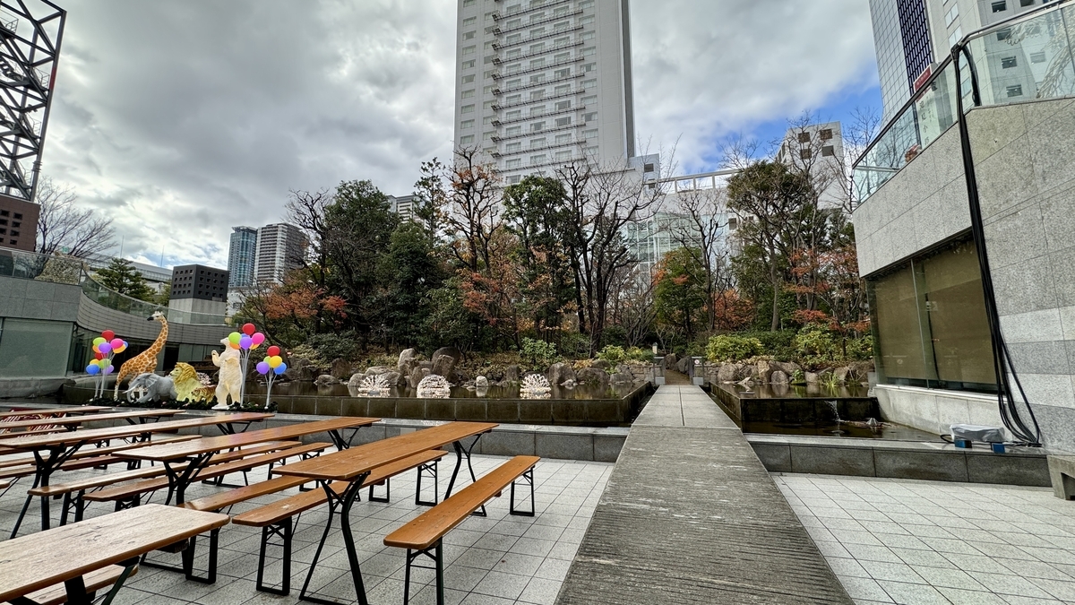 從長椅望去的中自然之森池塘和散步道