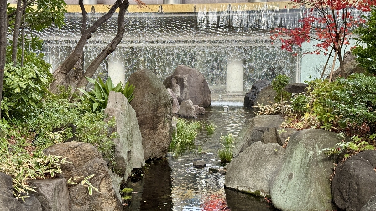 中自然之森中被岩石和樹木環繞的瀑布