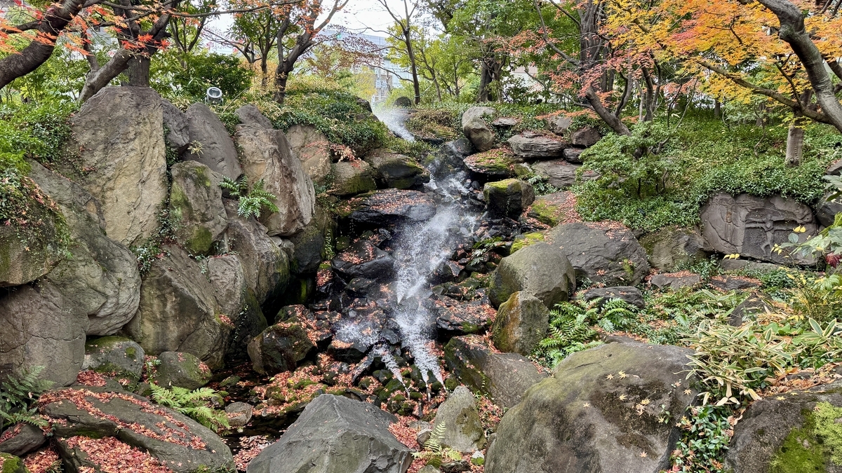 中自然之森中從岩石上傾瀉而下的瀑布