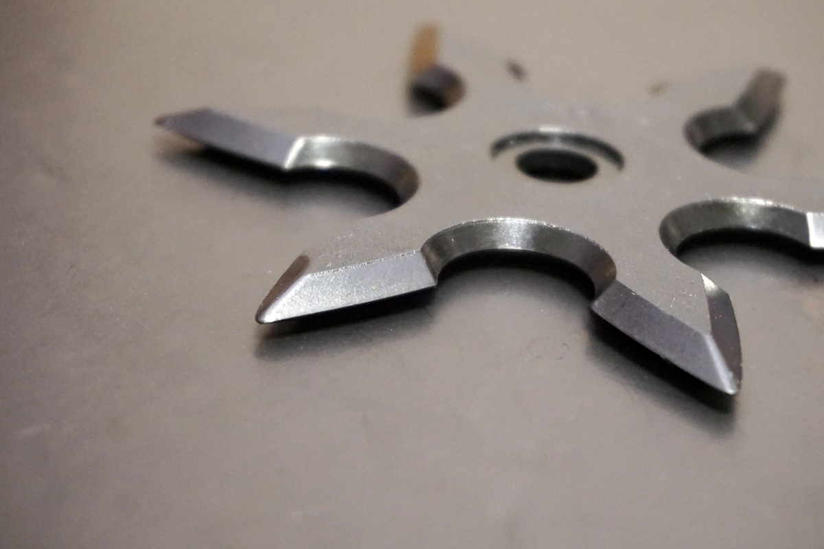 바닥에 늘어놓은 금속 수리검 접사