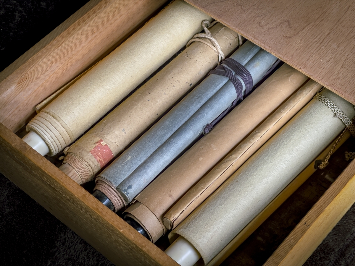 나무 상자 안에 보관된 여러 개의 두루마리