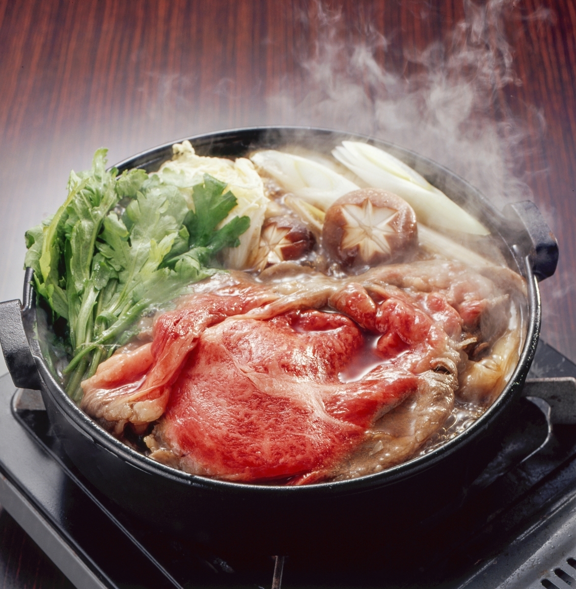 냄비에서 끓고 있는 소고기와 채소 스키야키