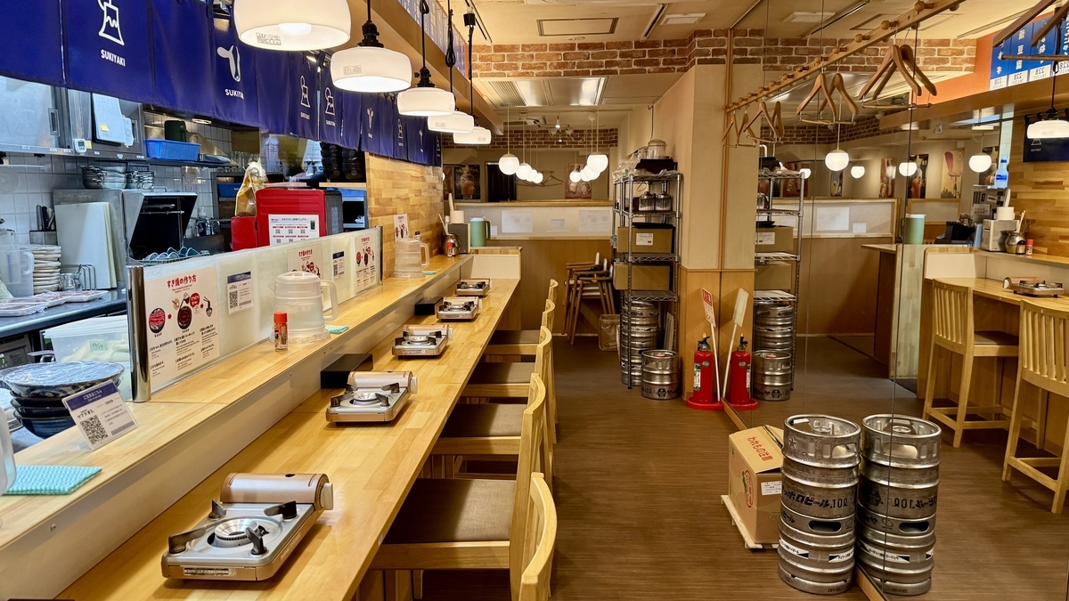 개인용 가스레인지가 설치된 카운터석이 늘어선 매장 내부