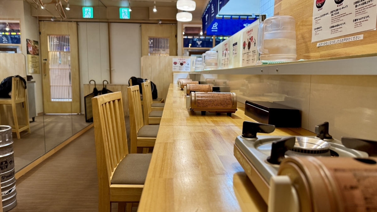 개인용 가스레인지가 놓인 원목 카운터석