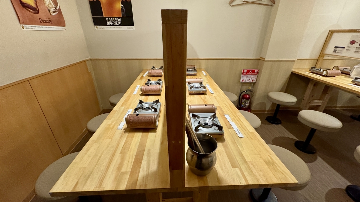 칸막이가 있는 테이블석에 설치된 개인용 가스레인지