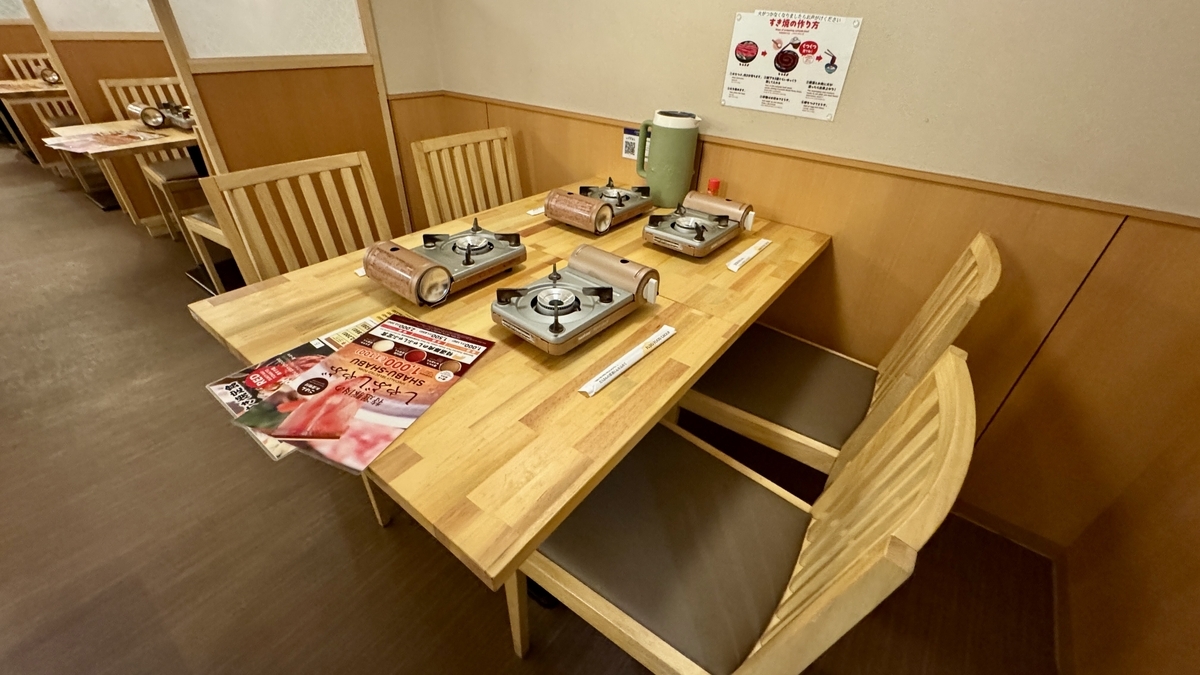 4인 테이블석에 놓인 개인용 가스레인지