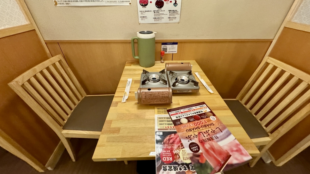 2인 테이블석에 놓인 가스레인지 두 대